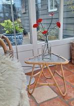 Rotan vintage bijzettafeltje met glazen plaat, Ophalen, Minder dan 55 cm, Vintage, Zo goed als nieuw