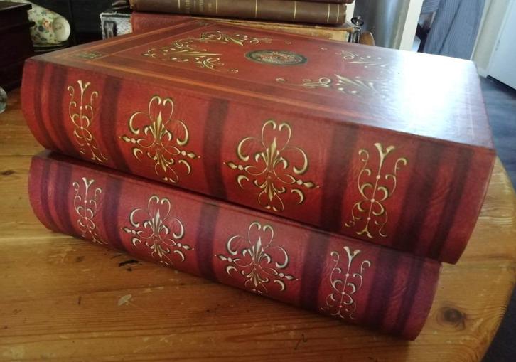 Twee boeksimulanten kistjes boek rood, Antiek en Kunst, Curiosa en Brocante, Ophalen of Verzenden