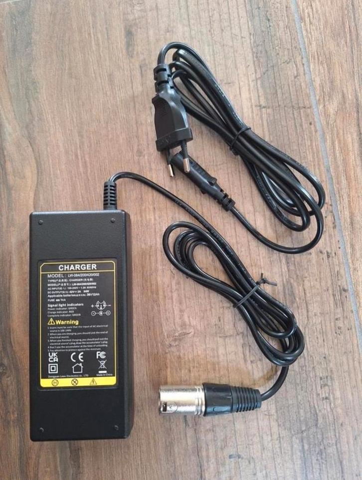 Accu Oplader 42V 2A - Nieuw, Audio, Tv en Foto, Opladers, Nieuw, Ophalen of Verzenden