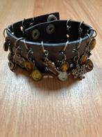 Paarse leren armband met religieuze bedels, Gebruikt, Paars, Leer, Ophalen of Verzenden