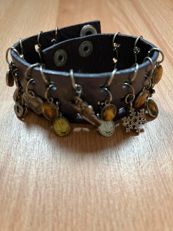 Paarse leren armband met religieuze bedels, Sieraden, Tassen en Uiterlijk, Armbanden, Gebruikt, Leer, Paars, Met bedels of kralen