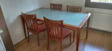 Eettafel met stoelen beschikbaar voor biedingen