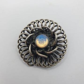 Antieke broche, maansteen beschikbaar voor biedingen