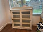 Witte vintrinekast met glazen schuifdeuren, Ophalen, Met deur(en), 100 tot 150 cm, Glas