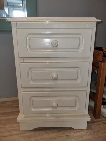 Nachtkastje met 3 laden 33cm x 41cm x 60cm  beschikbaar voor biedingen