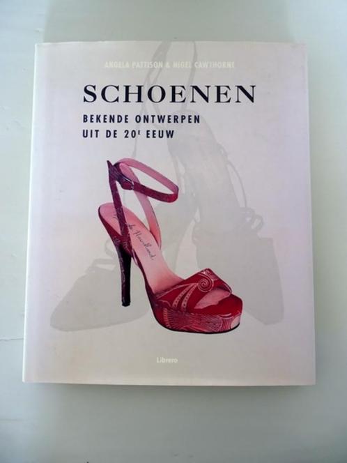 Boek Schoenen -- Bekende ontwerpen uit de 20e eeuw, Boeken, Mode, Gelezen, Overige onderwerpen, Ophalen of Verzenden