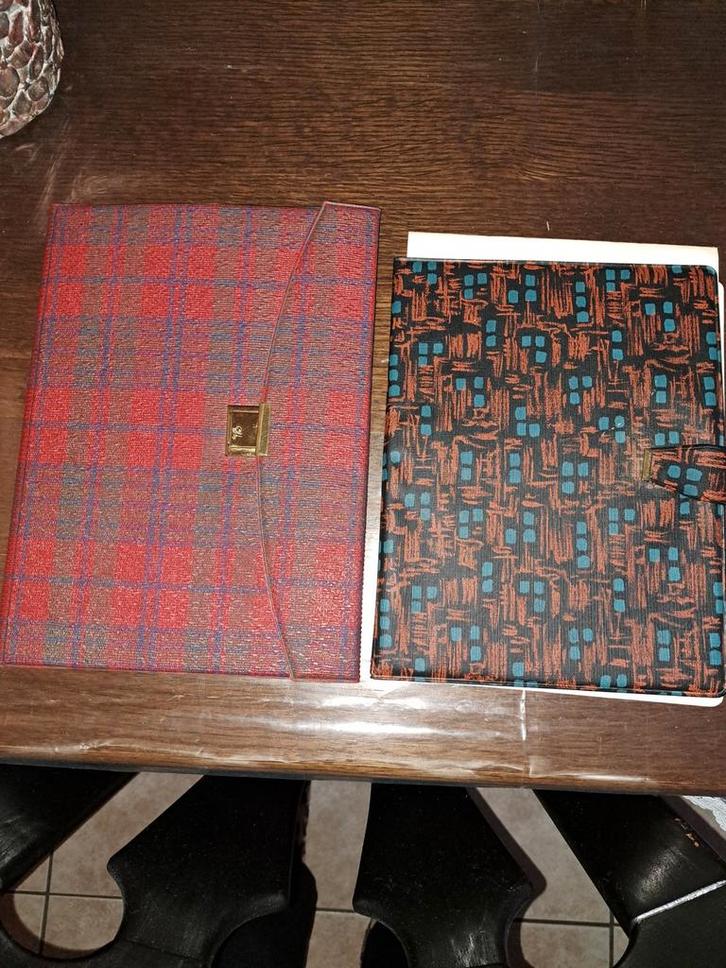 2 VINTAGE SCHRIJFMAPPEN MET SLUITING EN INHOUD., Diversen, Schrijfwaren, Gebruikt, Ophalen of Verzenden