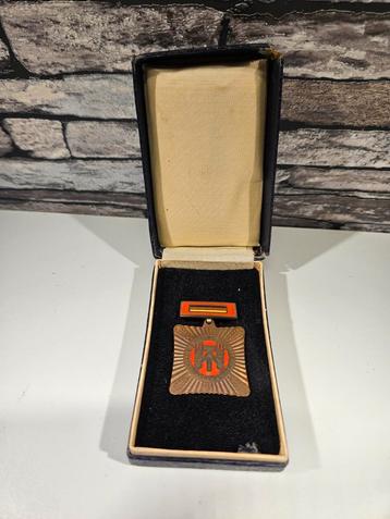 Medaille onderscheiding DDR Oost Duitsland  beschikbaar voor biedingen