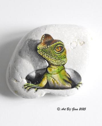 Unieke hand beschilderde steen met een groene hagedis beschikbaar voor biedingen