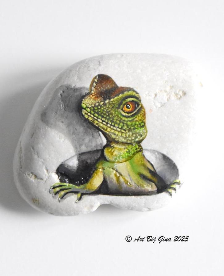 Unieke hand beschilderde steen met een groene hagedis, Antiek en Kunst, Kunst | Overige Kunst, Ophalen of Verzenden