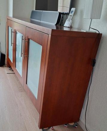 Kersenhouten dressoir met melkglas  beschikbaar voor biedingen