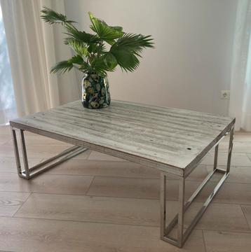 Massieve eikenhouten salontafel beschikbaar voor biedingen