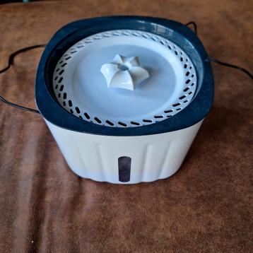 Katten drink fontein of parkietenbadje beschikbaar voor biedingen