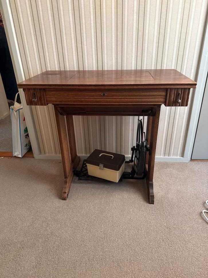 Antieke Pfaff Naaimachine met Tafel, Antiek en Kunst, Antiek | Naaimachines, Ophalen