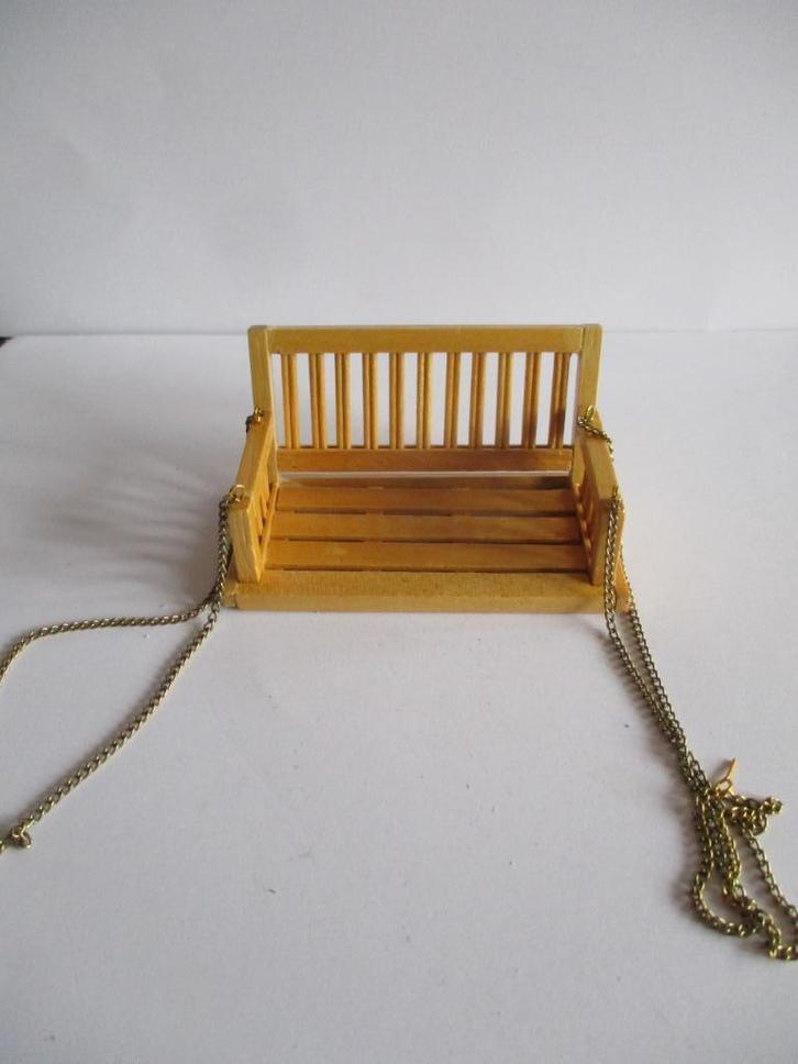 poppenhuis hangbankje hout, Verzamelen, Poppenhuizen en Toebehoren, Zo goed als nieuw, Decoratie, Ophalen of Verzenden
