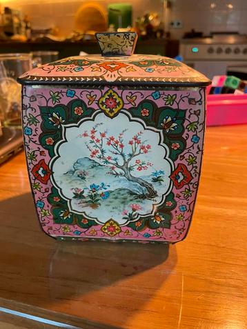Vintage theeblik baret roze bloemen beschikbaar voor biedingen