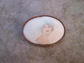antiek flapper ovaal broche dame handgeschilderd? messing. beschikbaar voor biedingen