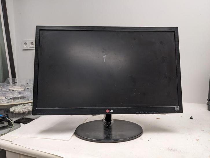 Budget LG monitor, Computers en Software, Monitoren, Zo goed als nieuw, 60 Hz of minder, DVI, HDMI, Kantelbaar, VA, Full HD, 1 tot 2 ms