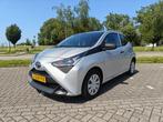 Toyota Aygo 1.0 VVT-i 72pk 5D 10-2020, Auto's, Voorwielaandrijving, Stof, Metallic lak, 4 stoelen