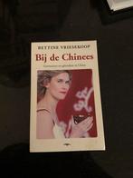 Bij de Chinees - Bettine Vriesekoop, Boeken, Ophalen of Verzenden, Gelezen, Nederland