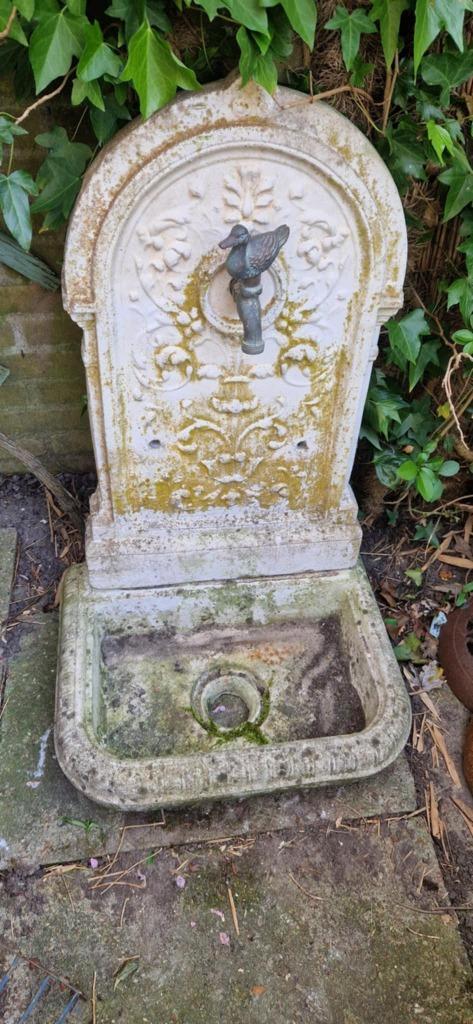 Prachtige wasbak / fontein van beton + mooie kraan(brocante), Tuin en Terras, Tuinwanddecoratie, Gebruikt, Ophalen