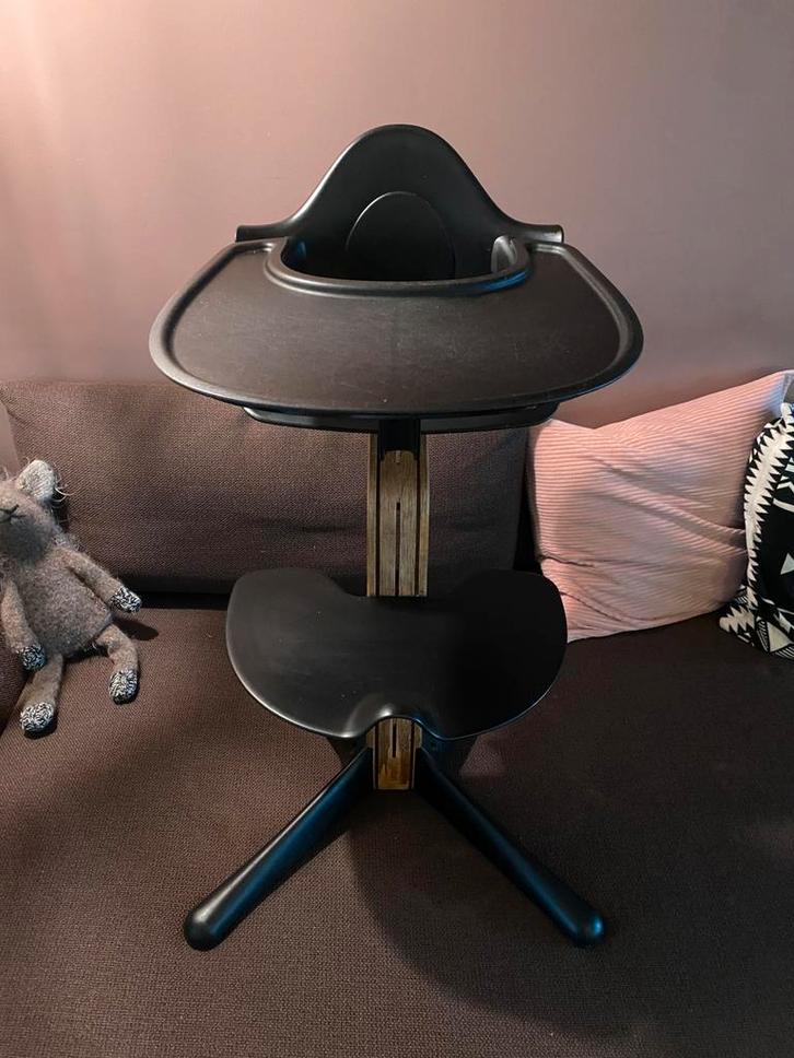 Stokke Nomi Kinderstoel Babystoel met beugel en tafelblad, Kinderen en Baby's, Kinderstoelen, Gebruikt, Meegroeistoel, Aanschuifbaar