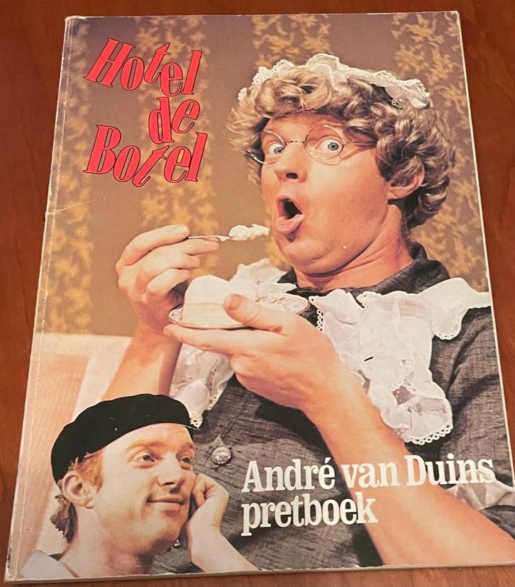 Andre van Duin's pretboek; Hotel de Botel, Verzamelen, Film en Tv, Gebruikt, Tv, Overige typen, Ophalen of Verzenden