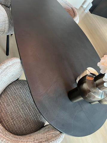 Zwarte ovale/organische eettafel beschikbaar voor biedingen
