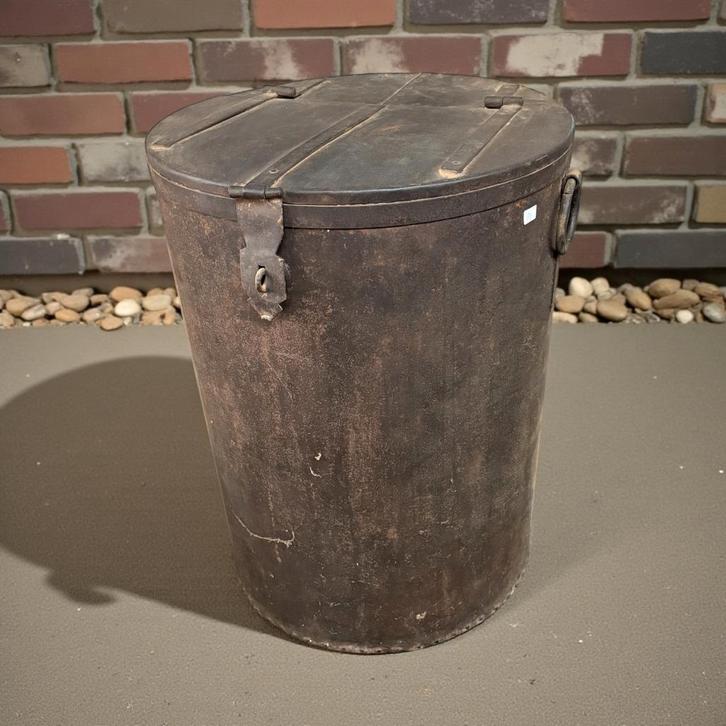 Oude metalen ton met deksel – industrieel / vintage, Tuin en Terras, Overige Tuin en Terras, Gebruikt, Ophalen