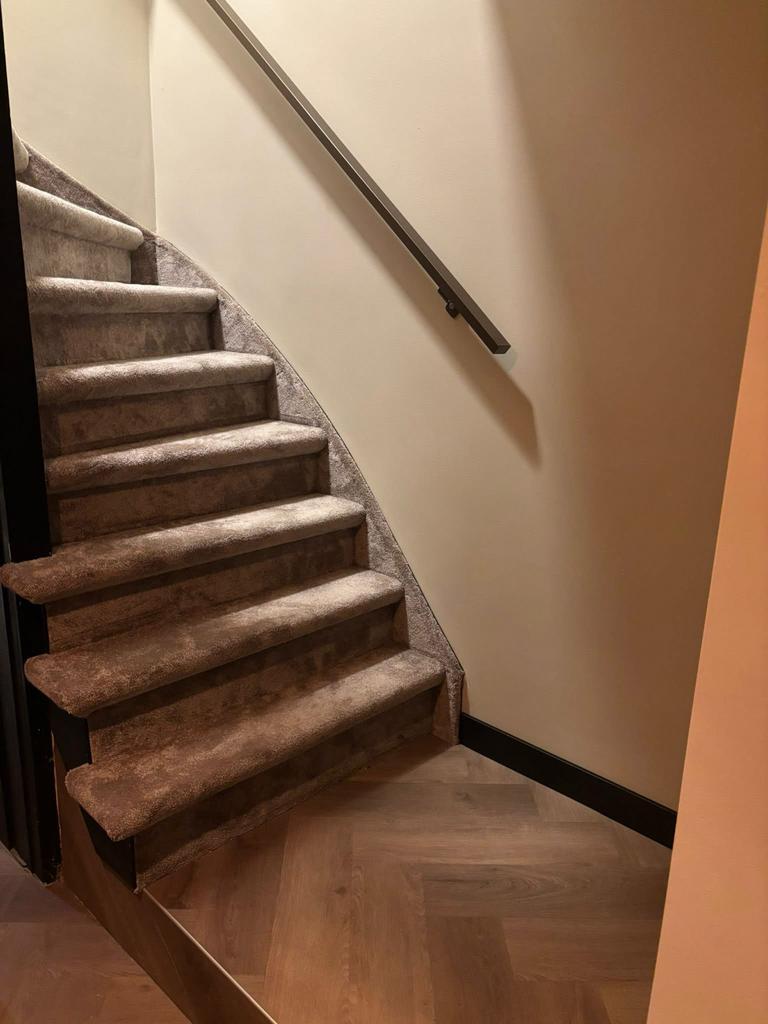 Trap stofferen incl. ondertapijt - €650, Huis en Inrichting, Stoffering | Vloerbedekking, Bruin, Nieuw, Ophalen of Verzenden, Minder dan 10 m²