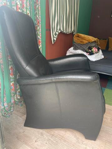 Zwarte leren fauteuil beschikbaar voor biedingen