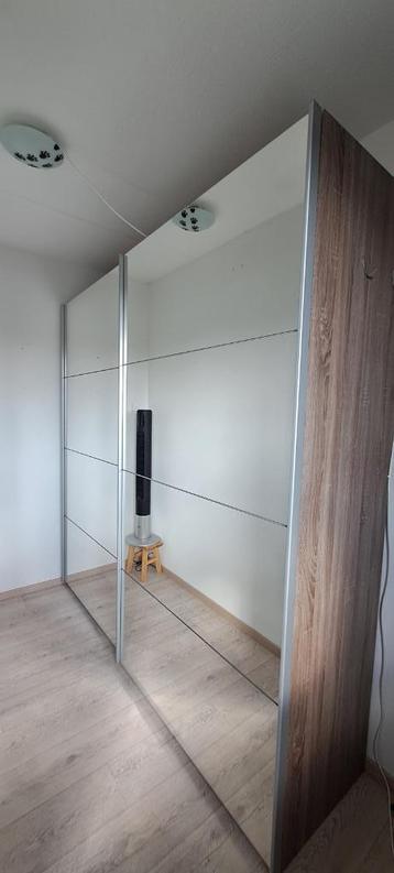 Diepe kast.Schuifdeuren met grote spiegel . Vaste prijs! beschikbaar voor biedingen