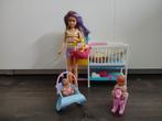 Barbie babysitter met bedje en baby’s en accessoires, Verzenden, Zo goed als nieuw, Barbie