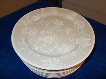 10 Nieuwe platte borden met decoratie. beschikbaar voor biedingen