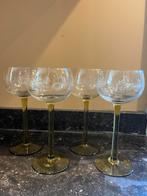 4 vintage moezel gegraveerde wijnglazen groene voet, Verzamelen, Glas en Borrelglaasjes, Ophalen, Zo goed als nieuw, Overige typen