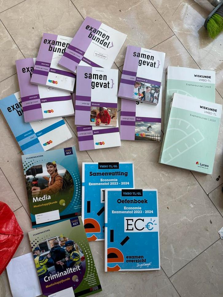 VMBO-gt Examenbundels 2023/2024, Boeken, Studieboeken en Cursussen, Zo goed als nieuw, Overige niveaus, Ophalen of Verzenden