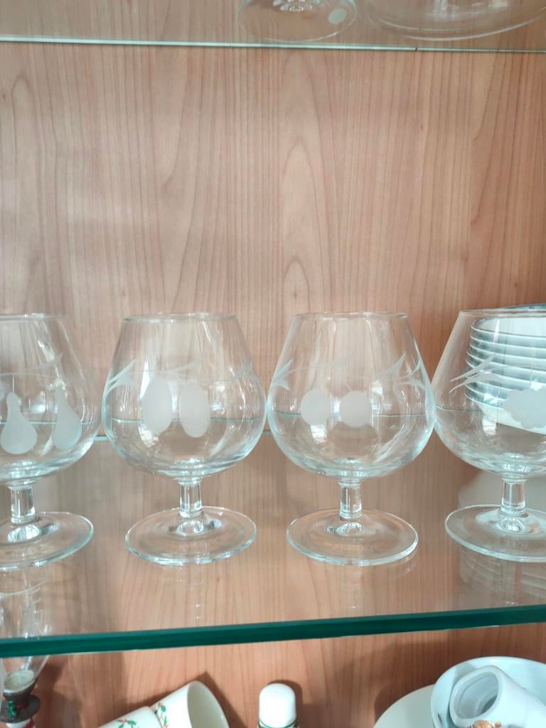 Prachtige glazen op voet met ge-etst fruit erop., Ophalen