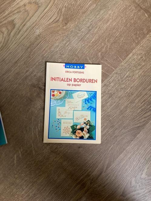 Initialen borduren op papier Erica Fortgens, Boeken, Hobby en Vrije tijd, Zo goed als nieuw, Ophalen of Verzenden