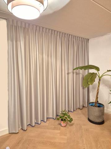 2x Gordijnen taupe kleur 290cm. Totale lengte: 570cm-590cm beschikbaar voor biedingen