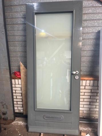Voordeur 870x2105 incl. mat glas en brievenbus  beschikbaar voor biedingen