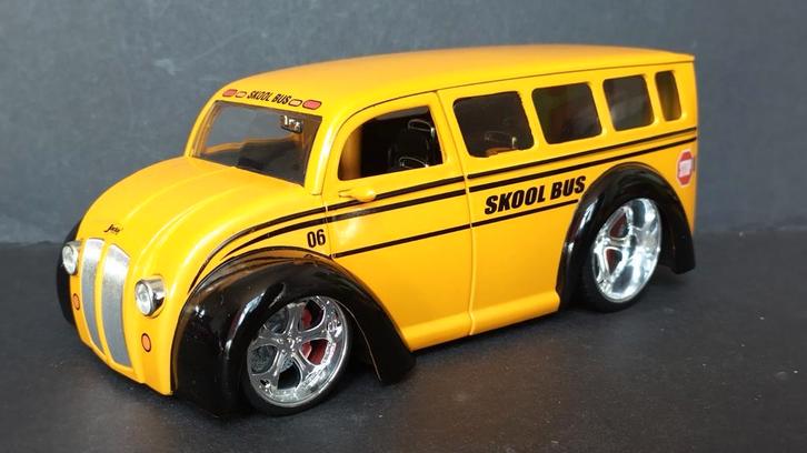 Div Cruiser Skool Bus 1:24 Jada Dub City Pol, Hobby en Vrije tijd, Modelauto's | 1:24, Zo goed als nieuw, Bus of Vrachtwagen, Verzenden