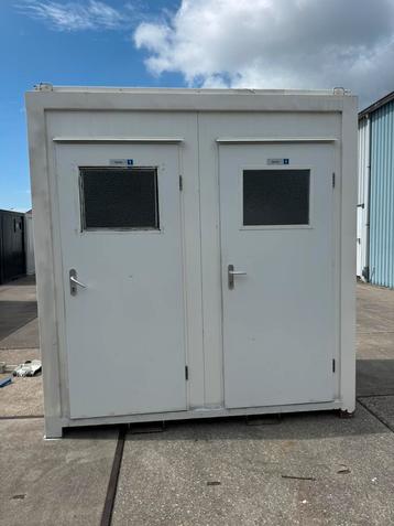 Dubbele toilet unit beschikbaar voor biedingen