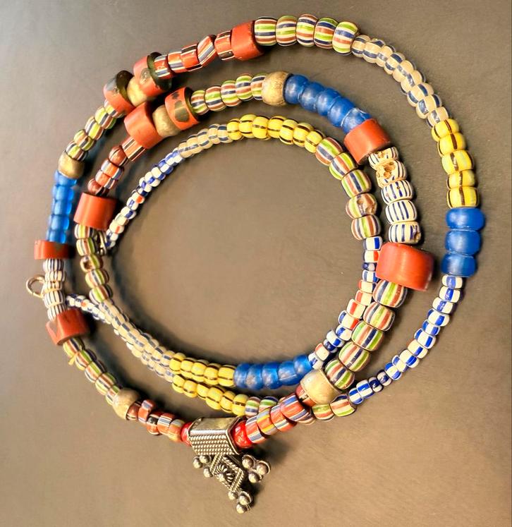 Kleurrijke kralenketting met hanger, Sieraden, Tassen en Uiterlijk, Kettingen, Gebruikt, Overige materialen, Rood, Met hanger