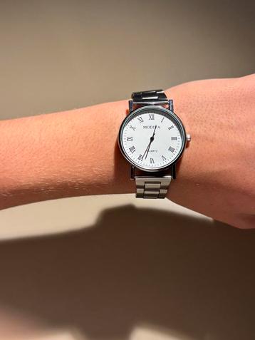 Witte Modiya Quartz horloge beschikbaar voor biedingen