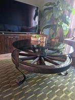 Ronde salontafel van vintage wagenwiel met glazenblad, Ophalen, 50 tot 100 cm, 50 tot 100 cm, Zo goed als nieuw