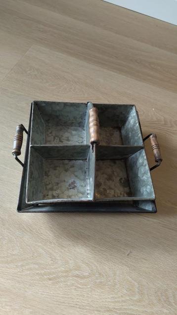 Metalen opbergtray / serveerschaal met houten handvatten beschikbaar voor biedingen