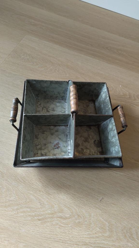 Metalen opbergtray / serveerschaal met houten handvatten, Huis en Inrichting, Woonaccessoires | Schalen en Manden, Rond, Overige materialen