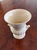 Witte Aardewerk Vaas wedgwood, Wit, Aardewerk of Porselein, Ophalen of Verzenden, Zo goed als nieuw