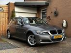 BMW 3-serie Touring 318i Luxury Line|Carplay|Stoelv.|Xenon|T, Auto's, BMW, Euro 5, Handgeschakeld, Grijs, 1405 kg
