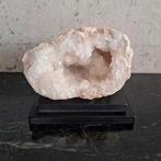 Mooi stuk bergkristal geode op zwarte voet Chic, Verzamelen, Mineralen en Fossielen, Ophalen of Verzenden